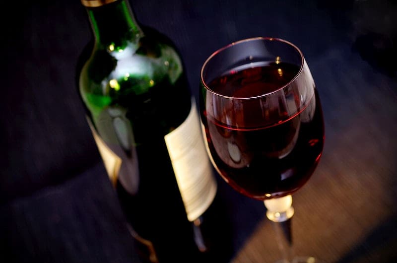 beneficios de tomar vino tinto por la noche